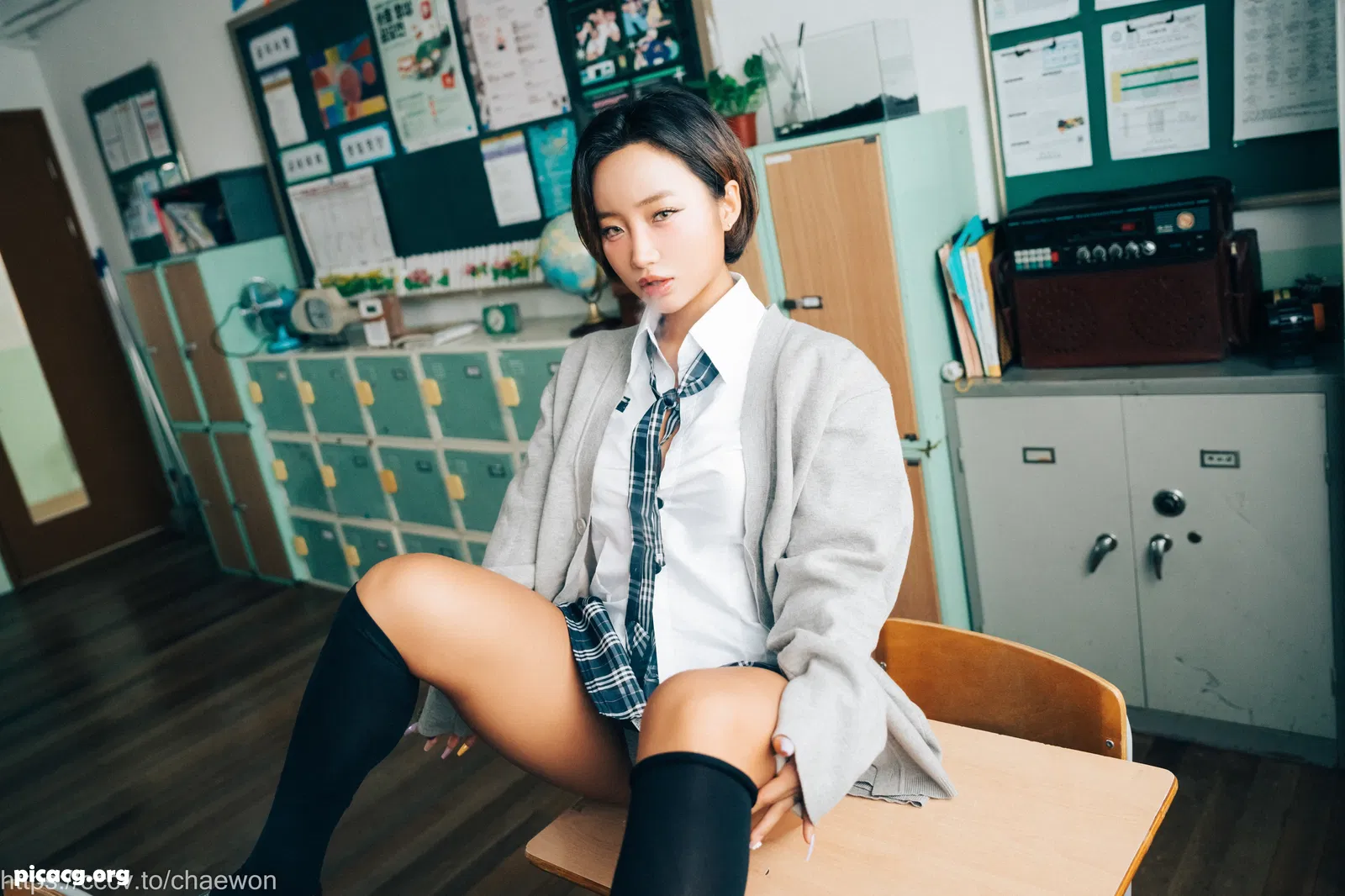 BootyQueen NO.011 Loozy Gal In A Shool Warehouse [196P 1V 5.2GB] - 在线看可下载原图