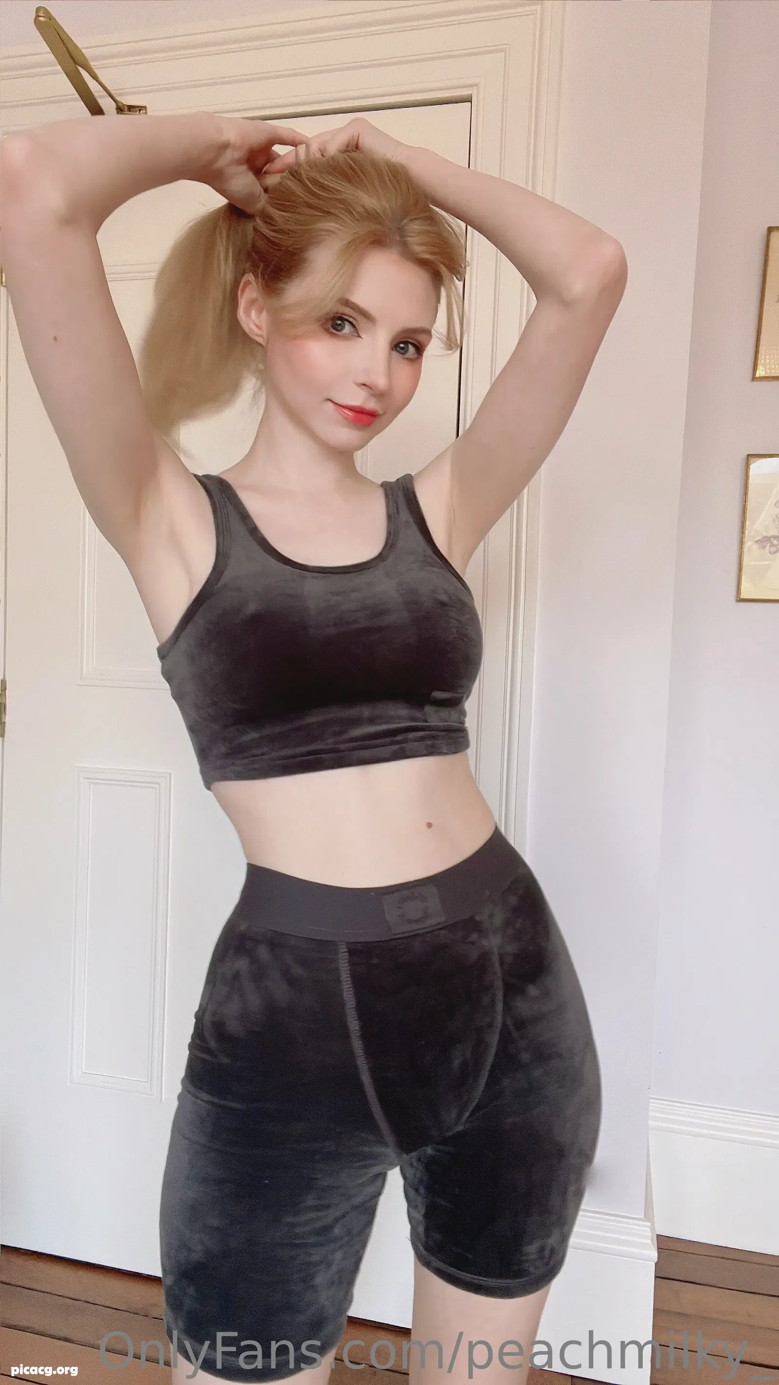 Peachmilky NO.086 Velvet Gym Outfit [29P 25.82MB] - 在线看可下载原图